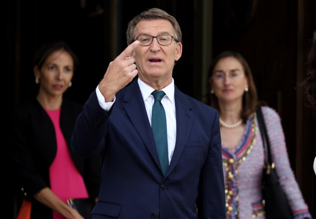 El líder del PP, Alberto Núñez Feijóo, saluda a su llegada a la apertura del Año Judicial 2022-2023, en el Tribunal Supremo, a 7 de septiembre de 2022, en Madrid (España). Durante este acto, que da comienzo al Año Judicial 2022-2023, el Rey Felipe VI, rec
