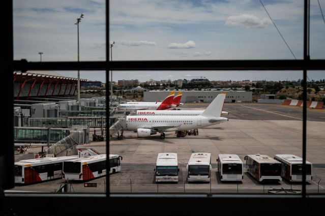 Archivo - Varios aviones de Iberia en la pista de la Terminal 4 (T4) del aeropuerto Adolfo Suárez Madrid-Barajas, a 8 de junio de 2022, en Madrid, (España).