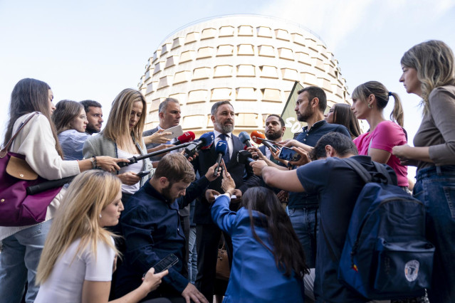 El presidente de Vox, Santiago Abascal, ofrece declaraciones a los medios tras presentar un recurso en el Tribunal Constitucional