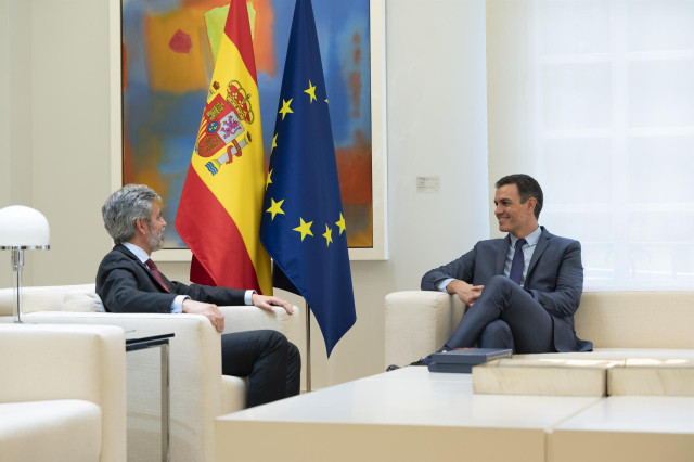 Archivo - El presidente del Gobierno, Pedro Sánchez, recibe en La Moncloa al presidente del Tribunal Supremo y del Consejo General del Poder Judicial, Carlos Lesmes , el pasado mes de abril.