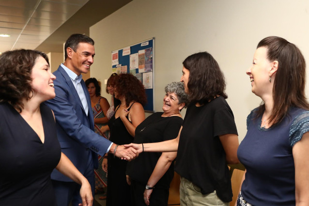 El presidente del Gobierno, Pedro Sánchez, visita la Fundación José María Llanos en Vallecas (Madrid).
