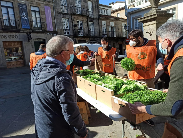 Archivo - Agricultores regalan lechugas en la Praza do Toural, en Santiago