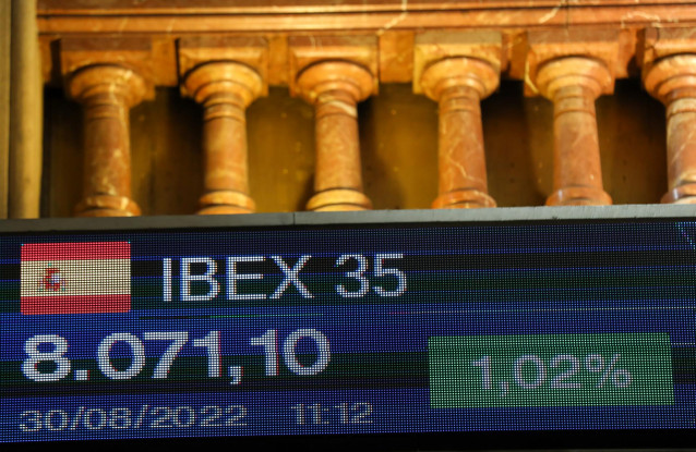 Un panel del Ibex 35 en el Palacio de la Bolsa, a 30 de agosto de 2022, en Madrid (España).