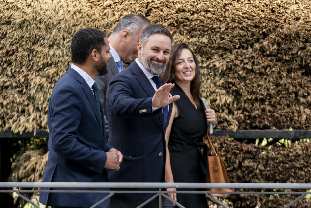 El presidente de Vox, Santiago Abascal, saluda a su llegada al Tribunal Constitucional para presentar un recurso, a 7 de septiembre de 2022, en Madrid (España). Vox ha presentado un recurso ante el Tribunal Constitucional para reclamar la decisión de la G