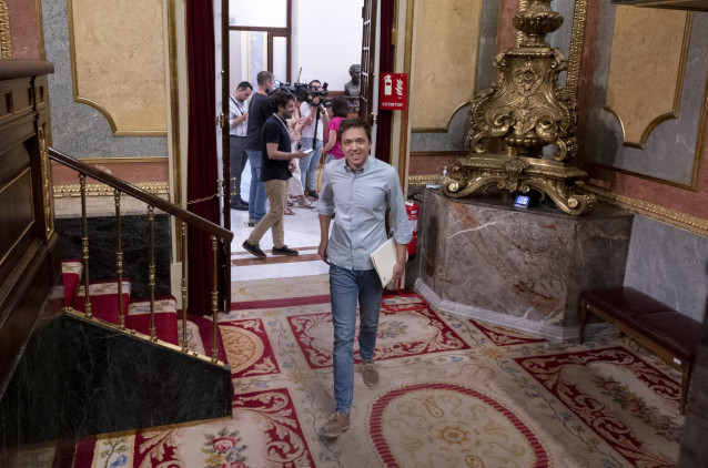 Archivo - El portavoz de Más País, Íñigo Errejón, sale del hemiciclo en una sesión extraordinaria en el Congreso de los Diputados, a 13 de julio de 2022, en Madrid (España).