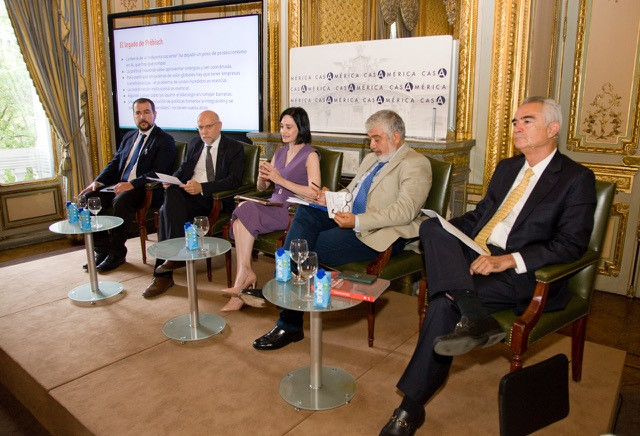 Archivo - Presentación del Reporte de Economía y Desarrollo de 2021: 'Caminos para la integración: Facilitación el Comercio, Infraestructura y Cadenas Globales de Valor'