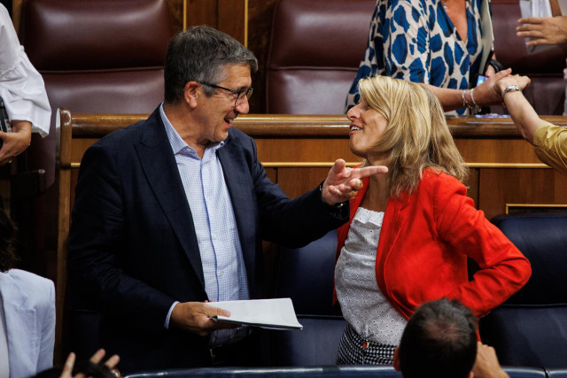 El portavoz del Grupo Parlamentario Socialista en el Congreso de los Diputados, Patxi López y la vicepresidenta segunda y ministra de Trabajo y Economía Social, Yolanda Díaz, conversan durante una sesión plenaria en el Congreso