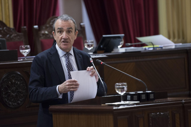 Archivo - El vicepresidente del Govern balear y conseller de Transición Energética, Sectores Productivos y Memoria Democrática, Juan Pedro Yllanes, interviene en el pleno del Parlament.