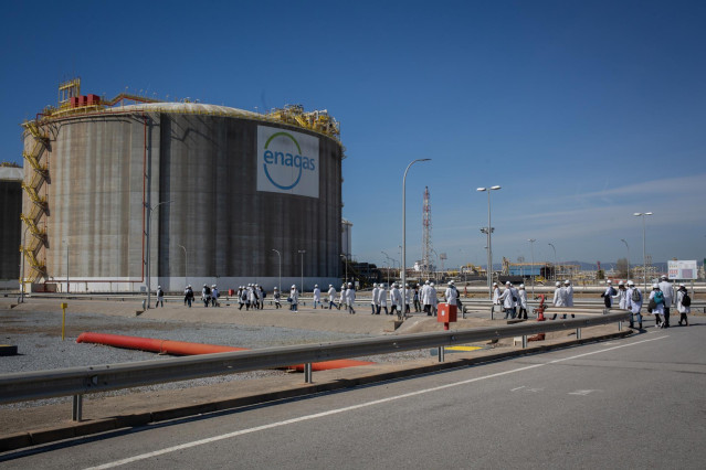 Archivo - Exterior de la central de regasificación de Enagás de Barcelona, en el Puerto de Barcelona, a 7 de abril de 2022, en Barcelona, Catalunya (España).
