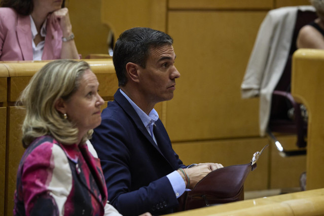 La vicepresidenta primera y ministra de Asuntos Económicos y Transformación Digital, Nadia Calviño y el presidente del Gobierno, Pedro Sánchez.