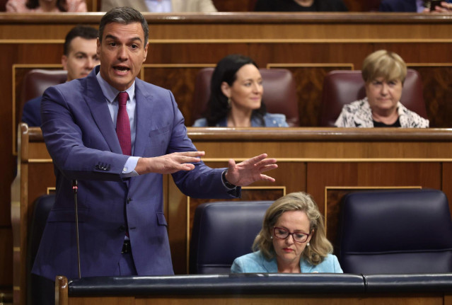 Archivo - El presidente del Gobierno, Pedro Sánchez, interviene en una sesión de control, en el Congreso