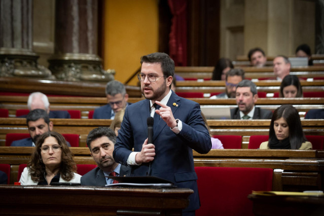 Archivo - El presidente de la Generalitat, Pere Aragonès, interviene en una sesión plenaria, en el Parlament de Cataluña, a 11 de mayo de 2022, en Barcelona, Cataluña (España).
