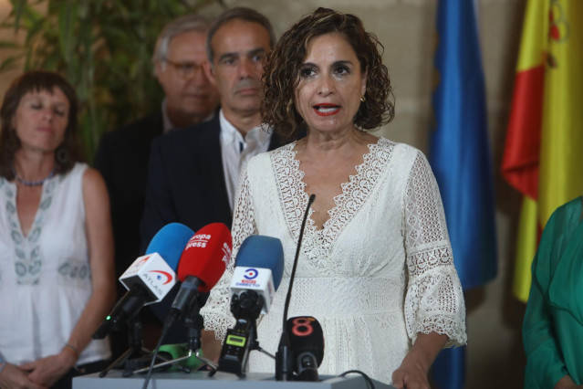 La ministra de Hacienda y Función Pública, María Jesús Montero, atiende a los medios de comunicación, durante su visita al Ayuntamiento de Jerez de la Frontera.