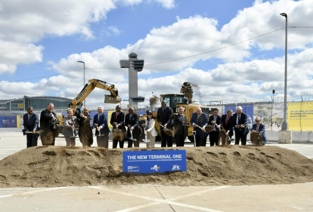 Acto de colocación de la primera piedra de la New Terminal One