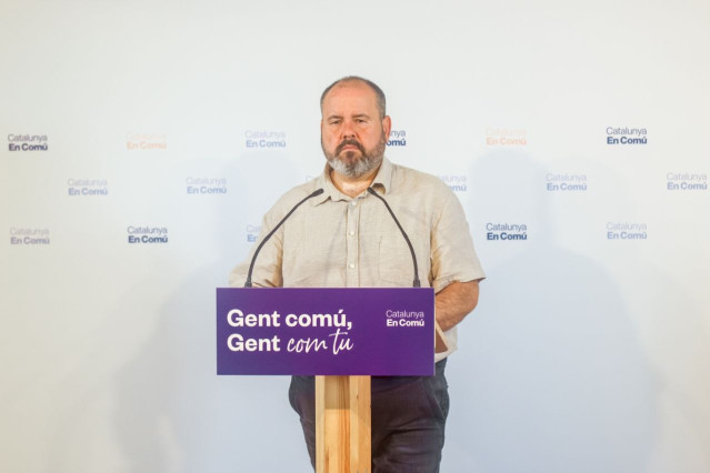 Archivo - El portavoz de los comuns y diputado en el Congreso, Joan Mena, en rueda de prensa.