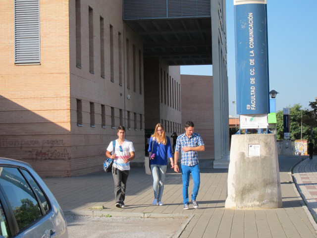 Archivo - Universitarios saliendo de la Facultad de Ciencias de la Comunicación