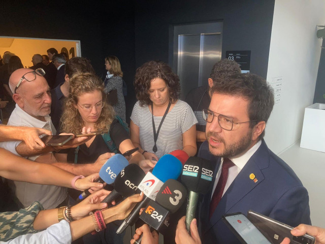 El presidente de la Generalitat, Pere Aragonès, atiende a los medios este viernes en el DFactory en Barcelona