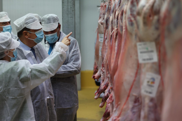 El ministro de Agricultura, Pesca y Alimentación, Luis Planas (c), durante una visita a las instalaciones de Pastores Grupo Cooperativo.