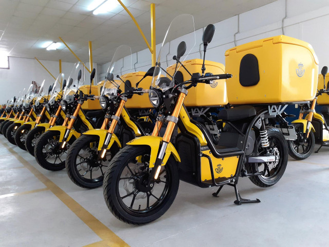 Archivo - Motos eléctricas de Correos.
