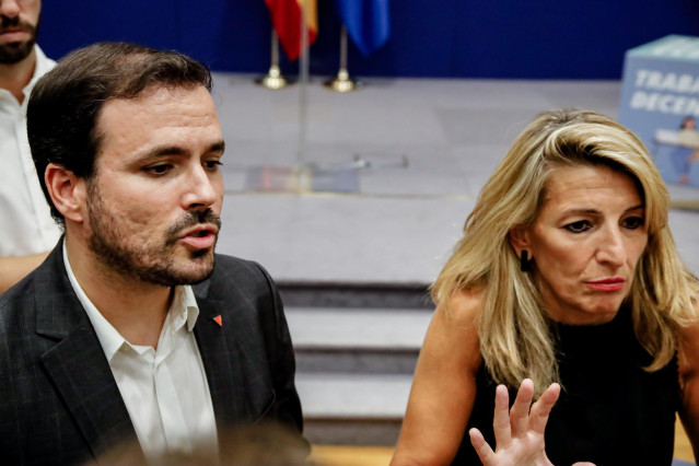 La vicepresidenta segunda del Gobierno y ministra de Trabajo y Economía Social, Yolanda Díaz, y el ministro de Consumo, Alberto Garzón, conversan con los periodistas tras una rueda de prensa posterior a una reunión en la sede del Ministerio, a 8 de septie