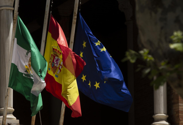 Archivo - Las banderas de Andalucía, España y Europa de la Plaza de España, a media asta con motivo del luto nacional por las víctimas de la pandemia de covid-19. En Sevilla (Andalucía, España), a 27 de mayo de 2020. (Foto de archivo).