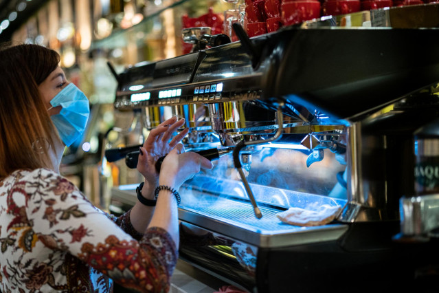 Archivo - Un trabajador prepara un café durante una jornada marcada por la reapertura de los establecimientos en los municipios vascos pertenecientes a la ‘zona roja’, en Vitoria, Álava, País Vasco, (España), a 10 de febrero de 2021. La reapertura se prod