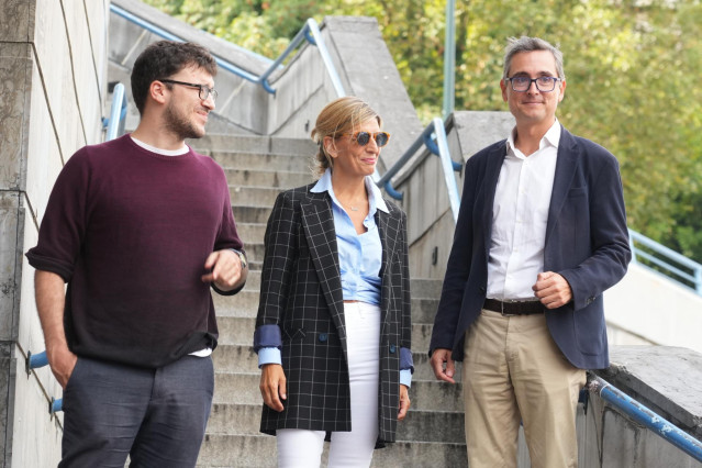 La vicepresidenta segunda del Gobierno y ministra de Trabajo, Yolanda Díaz, y el director del Museo Marítimo de Bilbao, Jon Ruigómez, conversan a su llegada al Museo Marítimo de Bilbao este viernes.
