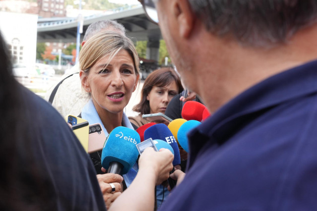 La vicepresidenta y ministra de Trabajo, Yolanda Díaz, hace declaraciones a los medios informativos en Bilbao.