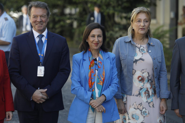 La ministra de Defensa, Margarita Robles (c), posa a su llegada a la fábrica General Dinamics, a 9 de septiembre de 2022, en Trubia, Asturias (España). La ministra se ha desplazado hasta la fábrica para revisar y conocer de primera mano cómo se desarrolla