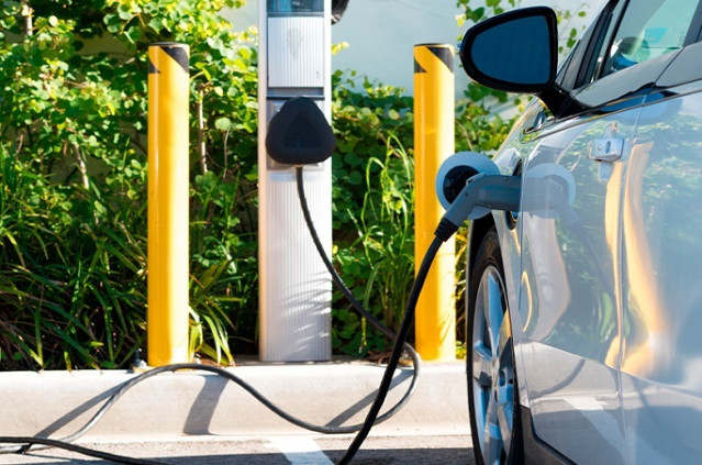 Archivo - Economía/Motor.- Una de cada tres marcas no ofrece modelos totalmente eléctricos en España, según Sumauto