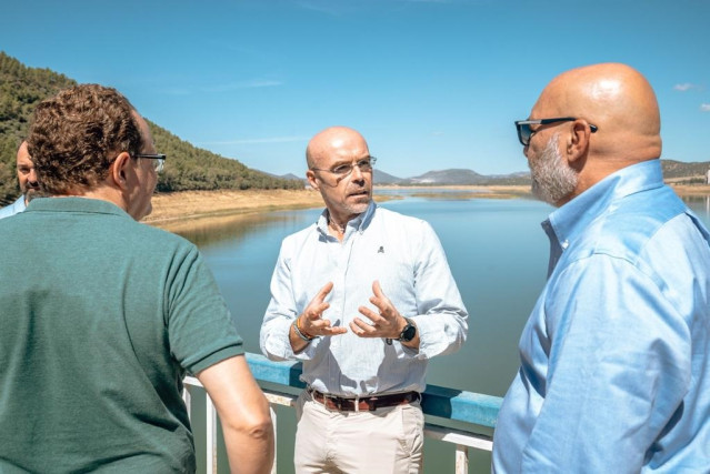 Jorge Buxadé con representantes de Vox en el embalse de Puente Nuevo.