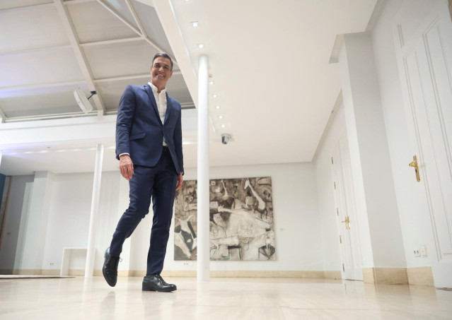 Archivo - El presidente del Gobierno, Pedro Sánchez, a su salida del Complejo de La Moncloa, tras presentar el primer informe de rendición de cuentas 2022 del Gobierno de España, a 29 de julio de 2022, en Madrid (España). El presidente del Gobierno hace b