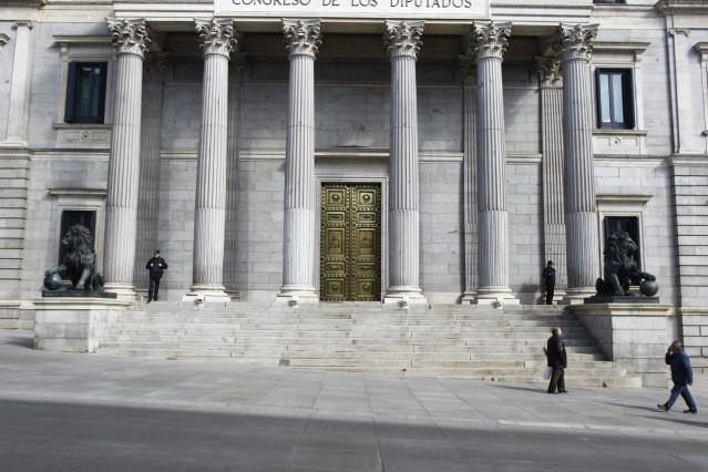 Archivo - Puerta principal del Congreso de los Diputados con los leones