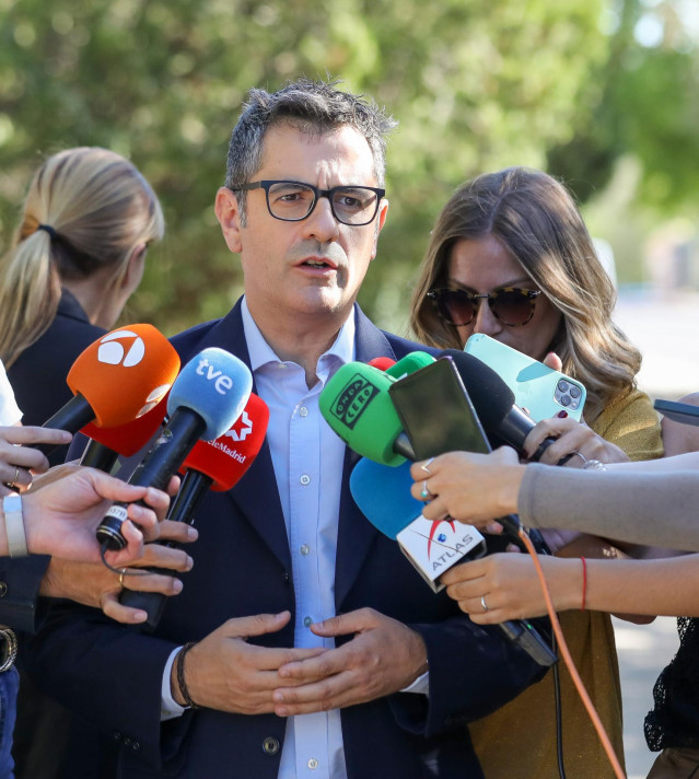 El ministro de la Presidencia, Relaciones con las Cortes y Memoria Democrática, Félix Bolaños, atiende a los medios durante su visita al cementerio de Colmenar Viejo, a 31 de agosto de 2022, en Colmenar Viejo, Madrid (España). 83 años después del fin de l