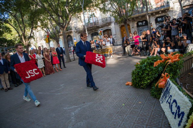 El primer secretario del PSC, Salvador Illa, en la ofrenda al monumento de Rafael de Casanova por la Diada.