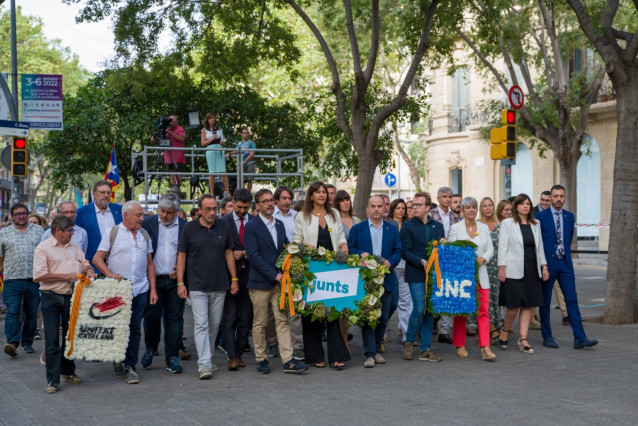 Ofrenda floral de Junts en el monumento Rafael Casanova por la Diada encabezada por la presidenta del partido, Laura Borràs.