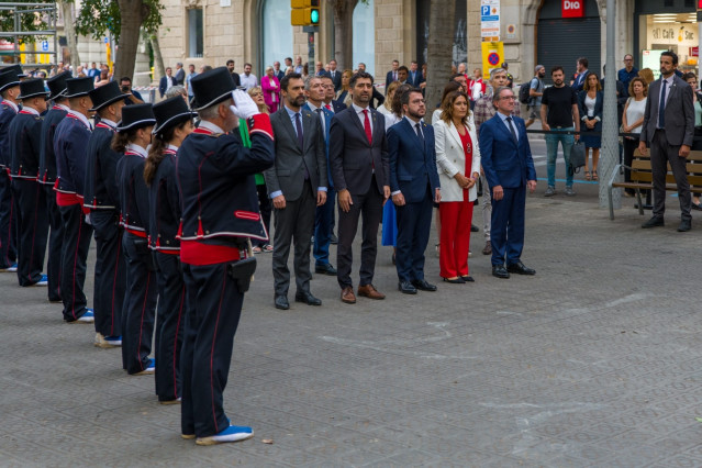 Ofrenda floral del Govern al monumento de Rafael de Casanova por la Diada encabezad por el presidente de la Generalitat, Pere Aragonès.
