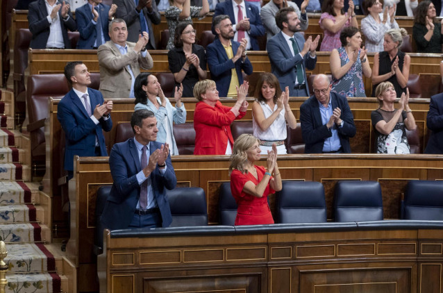 Archivo - El presidente del Gobierno, Pedro Sánchez, y la vicepresidenta segunda y ministra de Trabajo y Economía Social, Yolanda Díaz, aplauden tras aprobarse el proyecto de ley de Memoria Democrática, en una sesión extraordinaria en el Congreso de los D