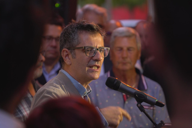 El secretario para la Reforma Constitucional y Nuevos Derechos, y ministro de Presidencia, Félix Bolaños, interviene durante una reunión en la sede de la agrupación con militantes y simpatizantes en plaza La Plazuela, a 8 de septiembre de 2022, en Alberit