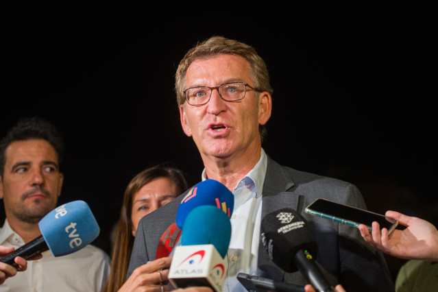 El líder del PP, Alberto Núñez Feijóo, ofrece declaraciones a los medios de comunicación tras acudir al acto de inicio del curso político del PP, en  L'Hospitalet de Llobregat, a 8 de septiembre de 2022, en L'Hospitalet de Llobregat, Barcelona