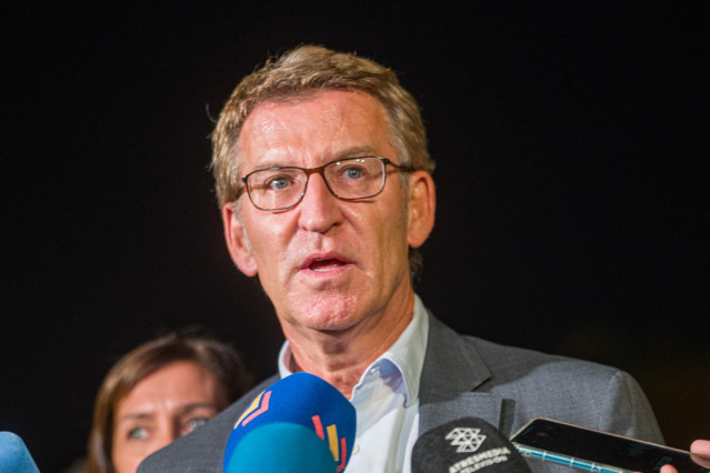 El líder del PP, Alberto Núñez Feijóo, ofrece declaraciones a los medios de comunicación tras acudir al acto de inicio del curso político del PP, en  L'Hospitalet de Llobregat, a 8 de septiembre de 2022, en L'Hospitalet de Llobregat, Barcelona.