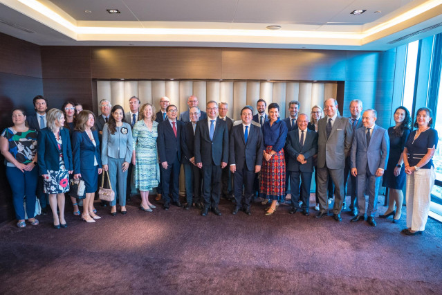 El ministro de Asuntos Exteriores, José Manuel Albares, con los embajadores de países de la UE acreditados en Madrid