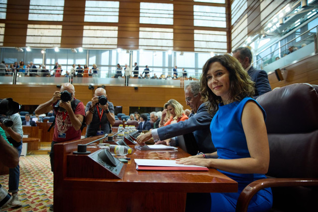 La presidenta de la Comunidad de Madrid, Isabel Díaz Ayuso, posa durante el debate del Estado de la Región