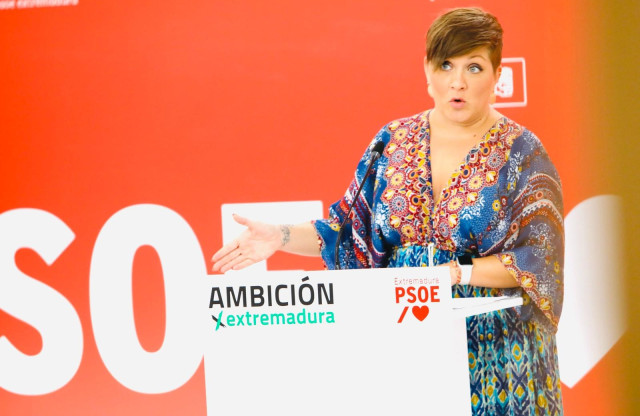 La portavoz del PSOE de Extremadura, Soraya Vega, en una rueda de prensa en Mérida