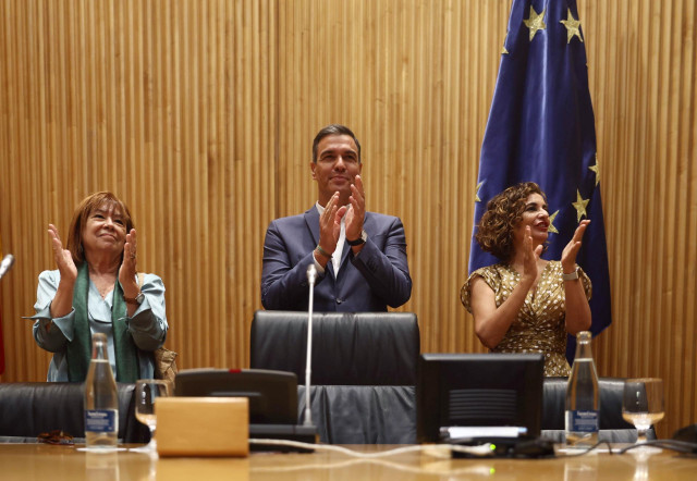 (I-D) La vicepresidenta primera del Senado y presidenta del PSOE, Cristina Narbona; el presidente del Gobierno y secretario general del PSOE, Pedro Sánchez y la ministra de Hacienda y Función Pública, María Jesús Montero, en la reunión interparlamentaria.
