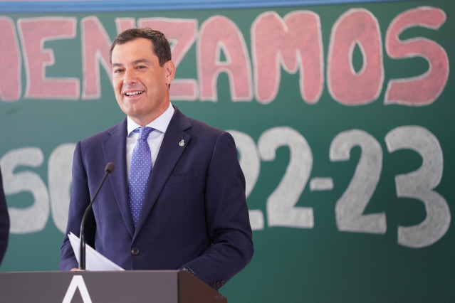El presidente de la Junta de Andalucía, Juanma Moreno, este lunes en la inauguración del curso escolar en Alhendín (Granada).