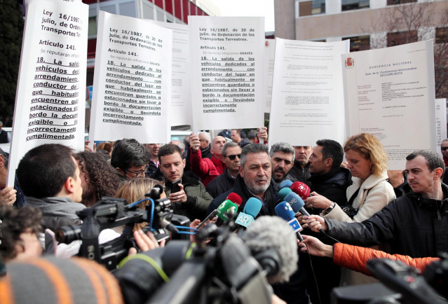 Archivo - El presidente de la  Federación Profesional Taxi de Madrid (FPTM), Julio Sanz, atiende a los medios de comunicación durante la concentración convocada por la Asociación Nacional del Taxi de Madrid (Antaxi) y la Federación Profesional del Taxi de