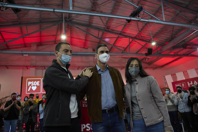 Archivo - El presidente del Gobierno, Pedro Sánchez (c); el secretario general del PSOE en la Comunidad de Madrid, Juan Lobato (i); y la secretaria general del PSOE Madrid y delegada del Gobierno de España en Madrid, Mercedes González; participan un acto