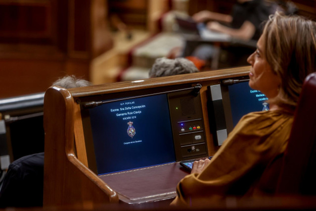 La portavoz del Grupo Popular en el Congreso de los Diputados, Cuca Gamarra, a su llegada a una sesión plenaria, en el Congreso