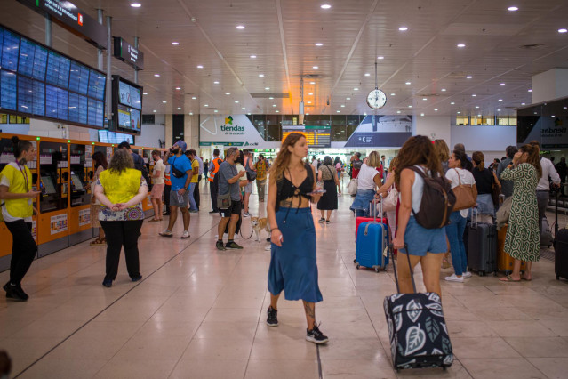 Viajeros en el interior de la estación de Sants, a 9 de septiembre de 2022, en Barcelona, Catalunya (España).